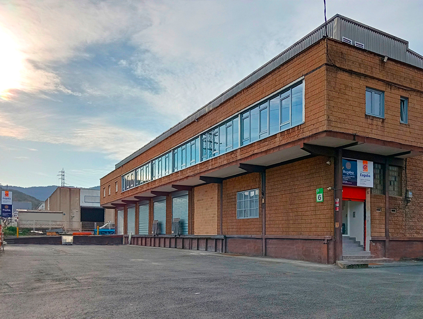Fachada de la nave de Regalsa - Comercial Eugoba SL